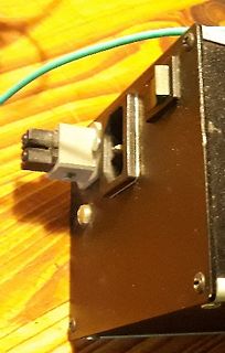 Nahaufnahme eines elektronischen Bauteils mit grünem Kabel