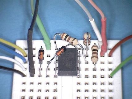 Aufbau auf einem Breadboard mit IC, Widerständen und Kondensatoren
