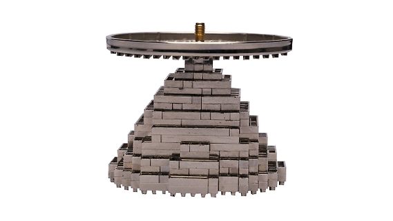 Metallisches Objekt in Form einer Pyramide mit Scheibe