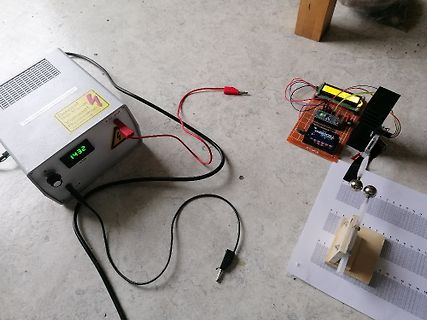 Elektronik-Versuchsaufbau mit Netzteil und Mikrocontroller-Platine