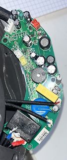 Foto einer Leiterplatte mit elektronischen Bauteilen