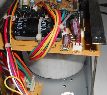 Innenansicht eines Netzteils mit Leiterplatte und Kondensatoren