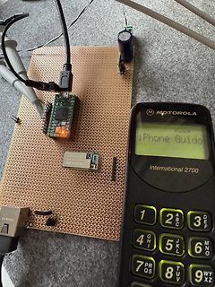 Aufbau mit Mikrocontroller, Breadboard und Motorola Taschenrechner