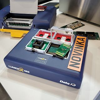 LumenX-M8 Programmiergerät auf Werkstatttisch