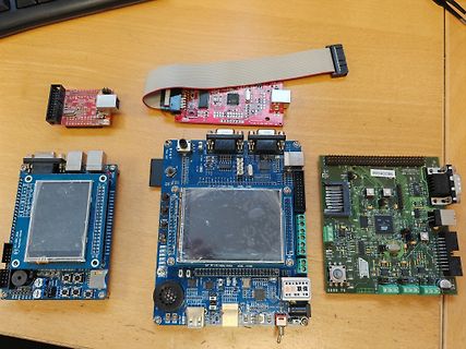 Verschiedene Mikrocontroller-Entwicklungsboards mit Displays