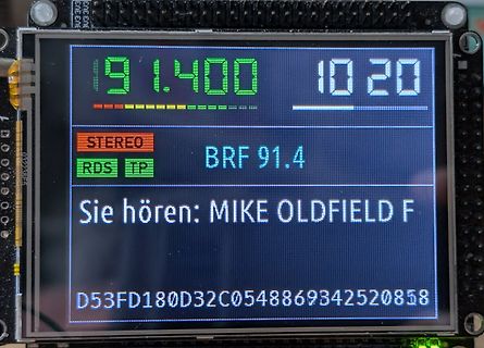 Display eines Radios mit Frequenz und Senderinformationen
