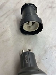 Zwei Teile eines Philips Steckers