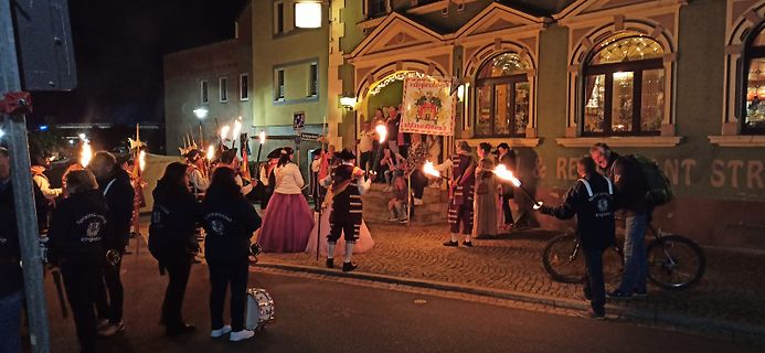 Menschen mit Fackeln bei einem Umzug nachts