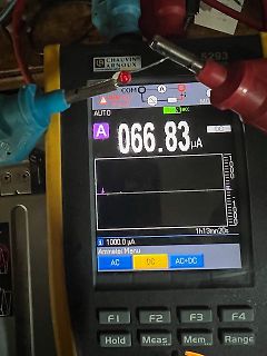 Digitalmultimeter zeigt Strommessung in Mikroampere