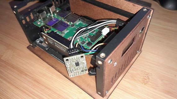 Elektronikaufbau in einem Holzgehäuse