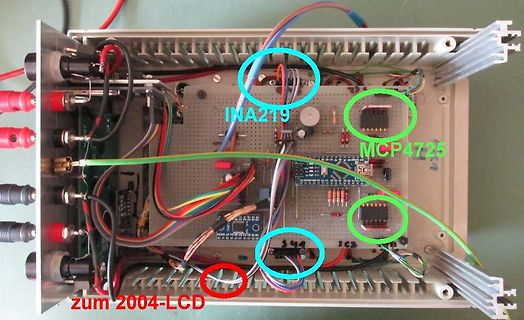 Innenansicht eines elektronischen Geräts mit markierten Bauteilen