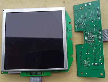LCD-Display und Leiterplatte auf Tisch
