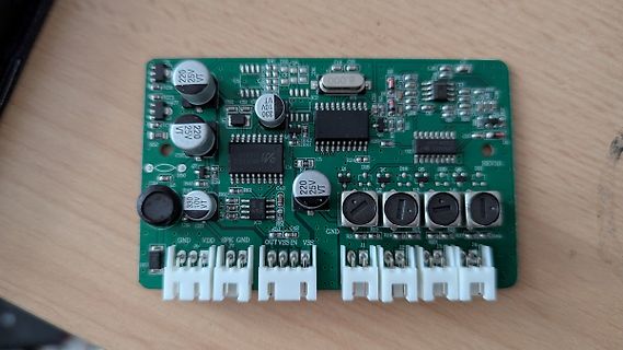 Leiterplatte mit elektronischen Bauteilen und Steckverbindern