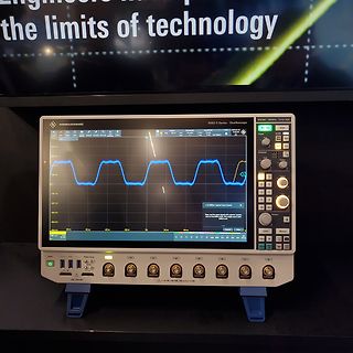Rohde & Schwarz Oszilloskop mit Rechtecksignal
