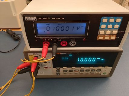 Zwei digitale Multimeter mit Messleitungen