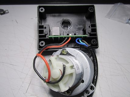 Elektromotor mit Gehäuse und Platine