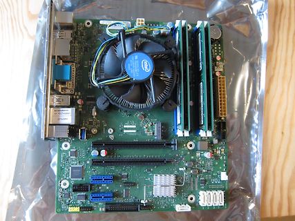 Computer-Mainboard mit CPU-Kühler