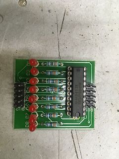 Bestückte grüne Leiterplatte mit LEDs und IC