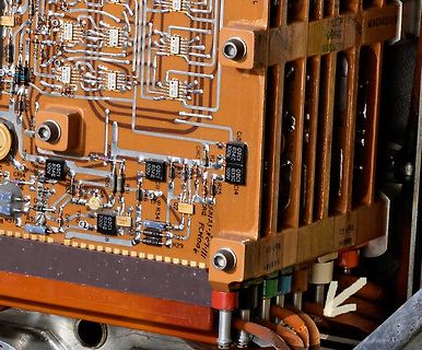 Nahaufnahme einer Leiterplatte mit elektronischen Bauteilen