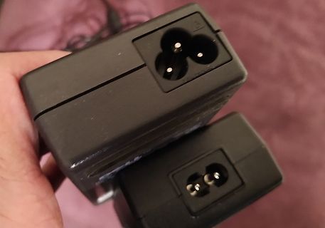 Zwei Netzteile mit C13-Stromanschluss