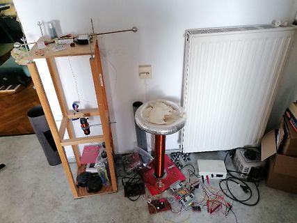 Elektronischer Versuchsaufbau mit Spule und Holzgestell