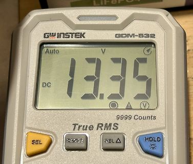 Digitalmultimeter mit Messwert 13.35V DC