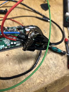 Elektronikbauteile und Kabel auf Werkstattuntergrund