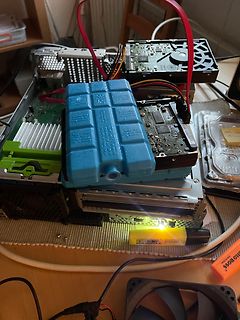 Elektronikkomponenten und Werkzeuge auf einem Tisch