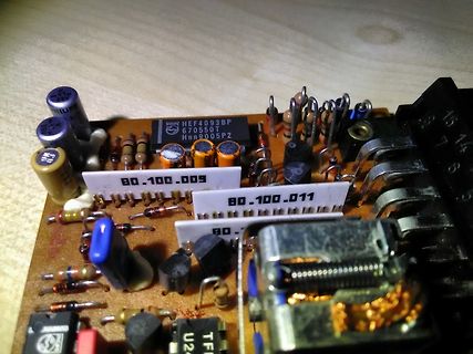Nahaufnahme einer Leiterplatte mit elektronischen Bauteilen