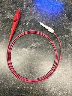 Rotes Messkabel mit Krokodilklemme und Stecker