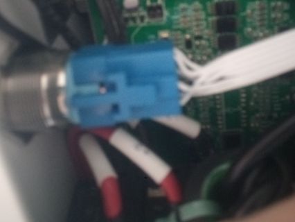 Blauer Stecker an Leiterplatte mit Kabeln