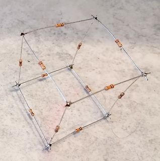 Würfel aus Drähten und Widerständen