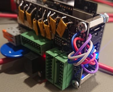 Elektronischer Aufbau mit Leiterplatte, Kondensatoren und Steckverbindern