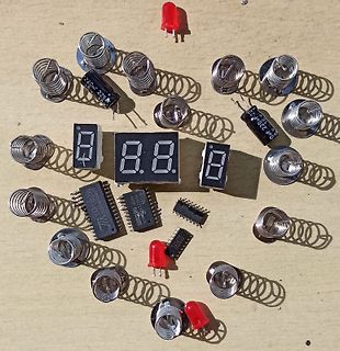 Diverse elektronische Bauteile auf Holzuntergrund