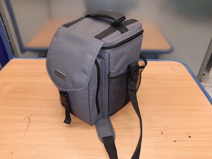 Graue Kühltasche auf Holztisch