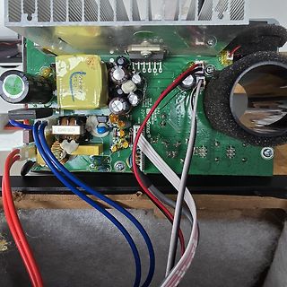 Innenansicht einer Leiterplatte mit Bauteilen und Verkabelung