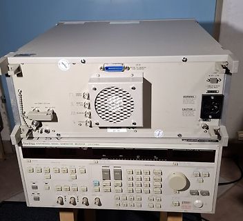 Synthesized Signal Generator Rückseite und Vorderseite