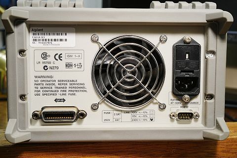 Rückseite eines Agilent Netzgeräts