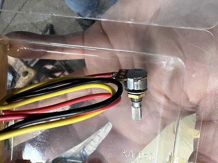 Potentiometer mit farbigen Kabeln