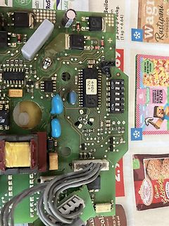 Foto einer Leiterplatte mit integriertem IC und Kabeln
