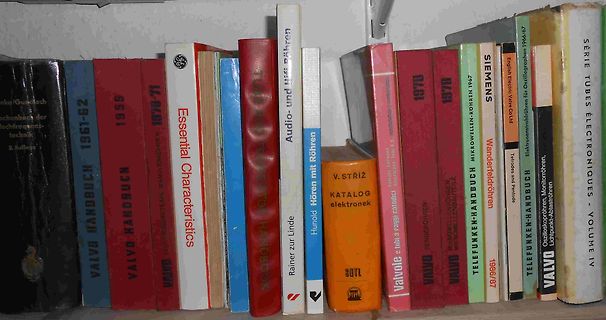 Reihe alter Fachbücher über Elektronik und Röhren