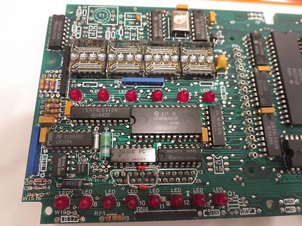 Bestückte Leiterplatte mit integrierten Schaltkreisen und LEDs