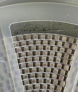 Nahaufnahme eines Metallgitters oder Siebes