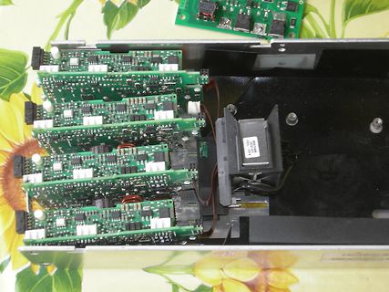 Mehrere grüne Leiterplatten in einem Gehäuse