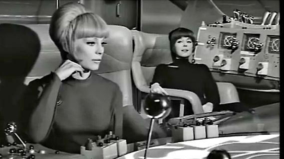 Zwei Frauen in einem futuristischen Raumschiff-Cockpit