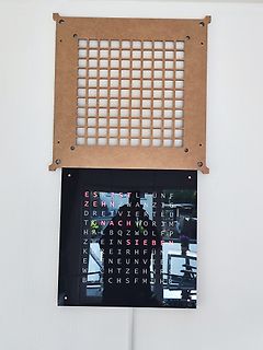 Display mit deutschen Zahlenwörtern auf Holzbrett