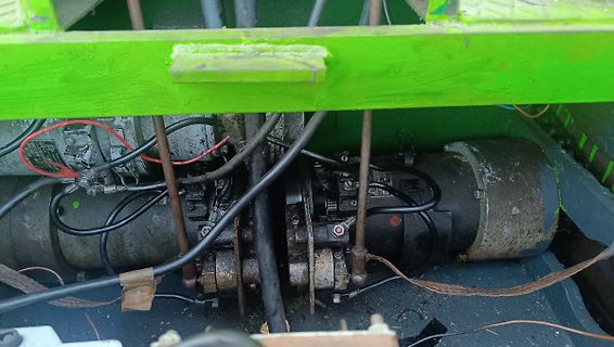 Elektrische Motoren und Verkabelung in Gehäuse