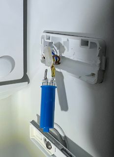 Defekter Sicherungshalter mit herausgefallener Sicherung