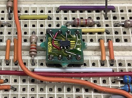 Aufbau auf einem Breadboard mit IC-Adapter