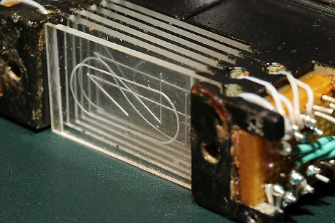 Nahaufnahme einer transparenten Kunststoffplatte mit Gravur